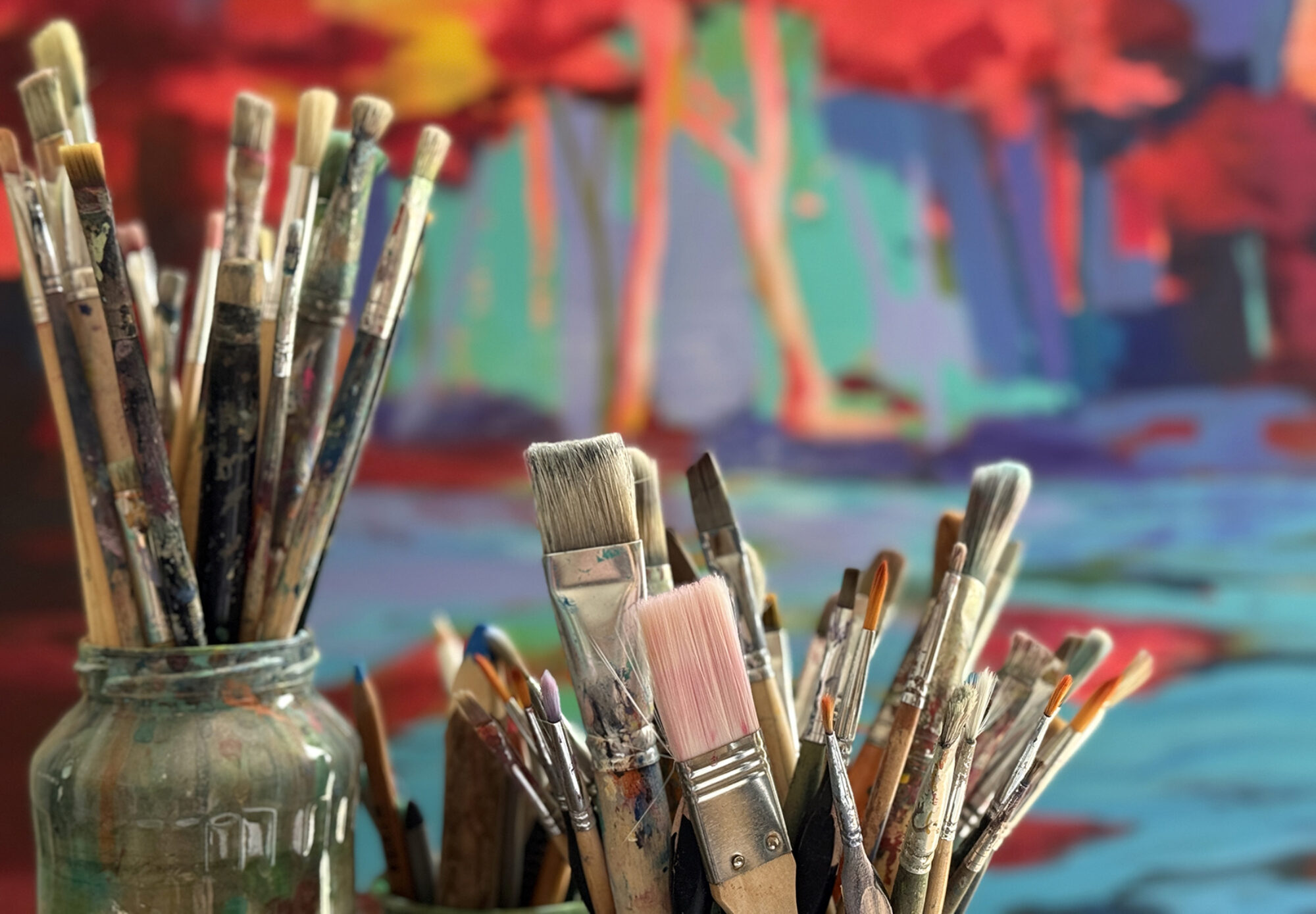 Pinsel vor einer abstrakten Landschaft von paintingblue